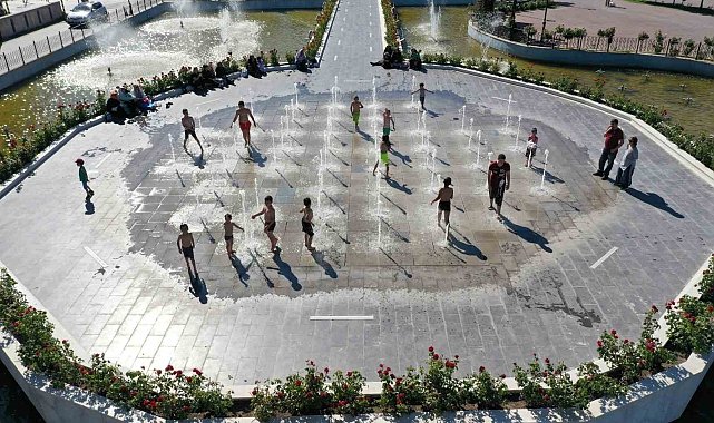 Çocuklar ıslanma havuzuna akın etti