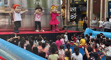 Çocuklar KUMSMALL AVM'de çok mutlu