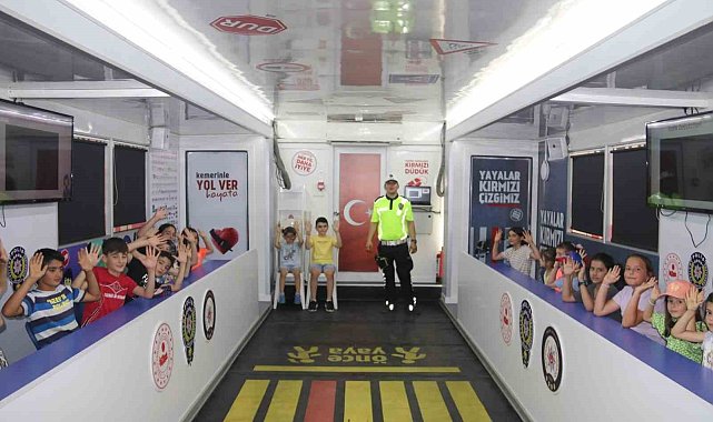 Çocuklar mobil eğitim tırıyla trafik kurallarını öğrendi