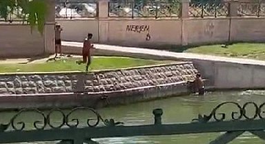 Çocukların Porsuk Çayı'nda tehlikeli serinleme yöntemi