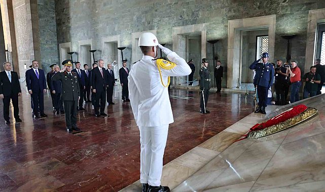 Cumhurbaşkanı Erdoğan başkanlığındaki YAŞ üyeleri Anıtkabir'i ziyaret etti