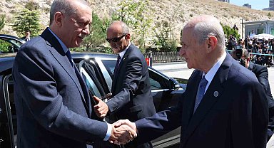 Cumhurbaşkanı Recep Tayyip Erdoğan, MHP Genel Başkanı Devlet Bahçeli'yi konutunda ziyaret ediyor.