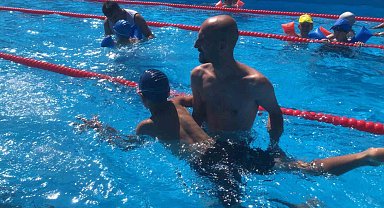 Denizden kilometrelerce uzakta yüzme öğreniyorlar