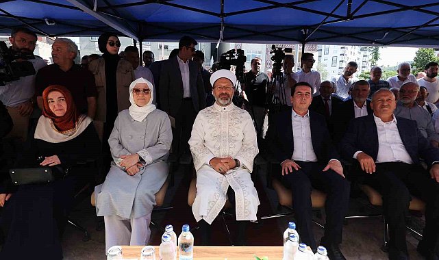 Diyanet İşleri Başkanı Erbaş: "Kur'an kurslarımız çocuklarımızı Rabbimizin rızasına uygun olarak yetiştirmenin mekanlarıdır"