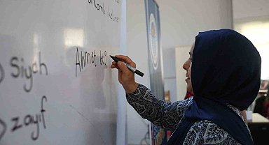Down sendromlu kızının eğitim ve sağlığı için 39 yaşında okuma-yazma öğrendi