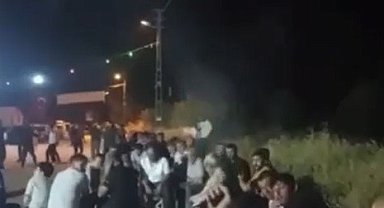 Düğündeki kalabalığa aldırmadan havaya ateş eden magandalar kameraya yansıdı