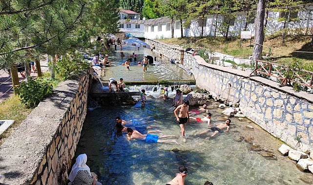 Dünyada benzeri yok, hem serinliyorlar hem şifa buluyorlar