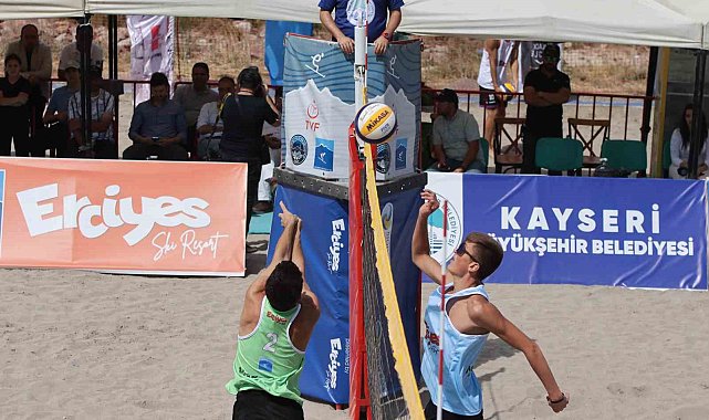 Dünyanın en yüksek plajında voleybol turnuvası başladı