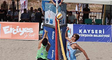Dünyanın en yüksek plajında voleybol turnuvası başladı