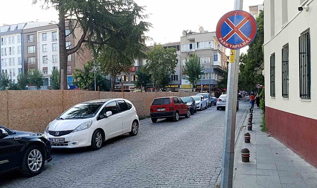 Duyarsız sürücüler 'Park Edilmez' levhasını umursamadı