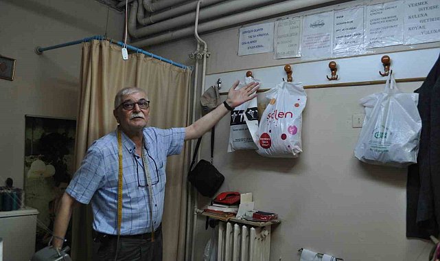 Duyduğu manalı sözlerle dükkânını süsledi