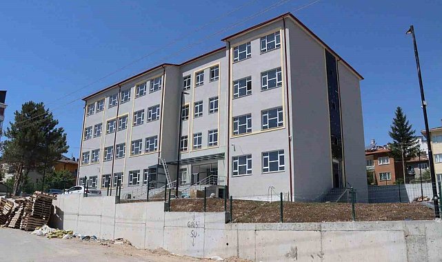 Eğitim öğretim sezonuna yetiştirilmek istenen okullarda yoğun mesai