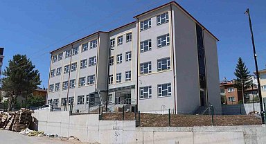 Eğitim öğretim sezonuna yetiştirilmek istenen okullarda yoğun mesai