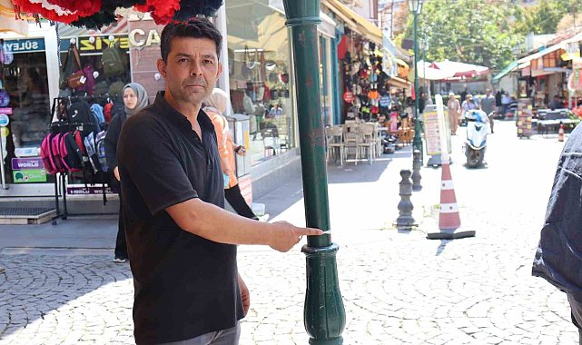 Elektrik direğine Türk bayrağı asan esnaf aldığı uyarıya şaşırdı kaldı