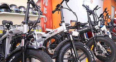 Elektrikli araç satışı yapan esnaf siparişlere yetişemiyor