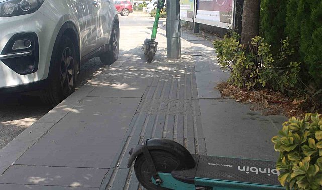 Elektrikli scooterların kaldırımdaki görme engelli yolunu kapatması tepki çekti