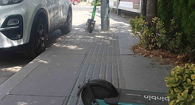 Elektrikli scooterların kaldırımdaki görme engelli yolunu kapatması tepki çekti