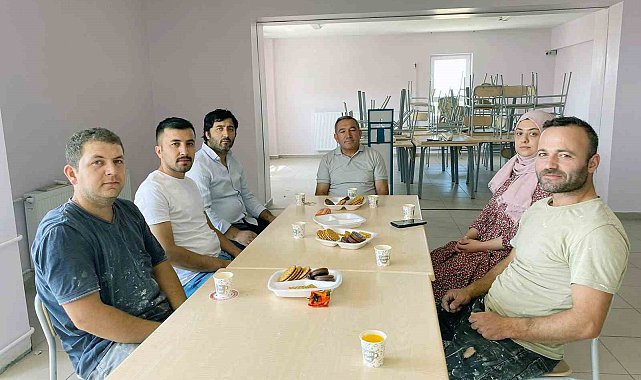 Eline fırçayı alan müdür işçiler ile boya yaptı