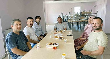 Eline fırçayı alan müdür işçiler ile boya yaptı