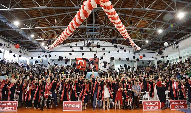 ERÜ Edebiyat Fakültesinde mezuniyet coşkusu