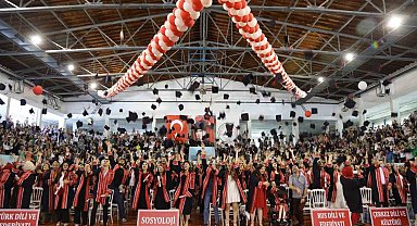 ERÜ Edebiyat Fakültesinde mezuniyet coşkusu