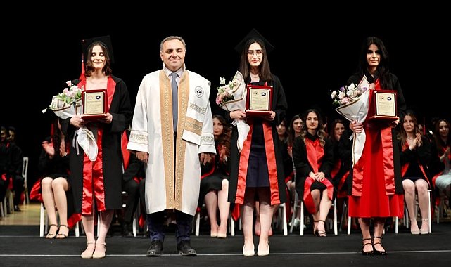 ERÜ İktisadi ve İdari Bilimler Fakültesi'nde mezuniyet sevinci