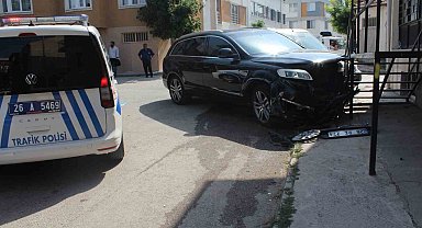 Eskişehir'de iki araç kafa kafaya çarpıştı