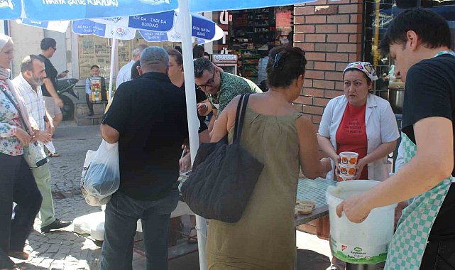 Eskişehir'de lokantadan vatandaşlara aşure hayrı
