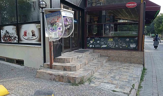 Eskişehir'de sokak başındaki telefon kulübesi parçalanmaya yüz tuttu