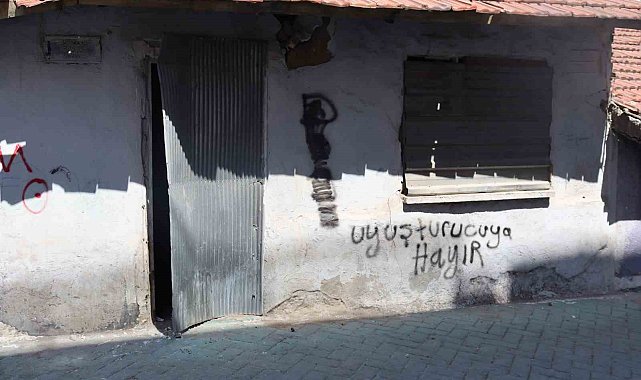 Eskişehir'deki virane ev sokak sakinlerine endişe veriyor