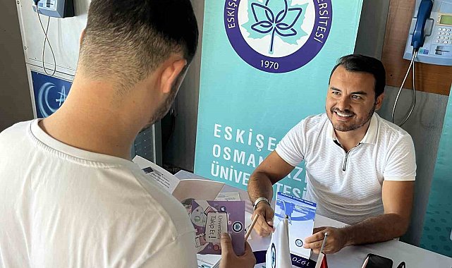 Eskişehir'e yeni ayak basan öğrencileri üniversite yetkilileri karşılıyor