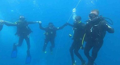 Eskişehirli dalgıçlar denizin 12 metre altında halay çekti