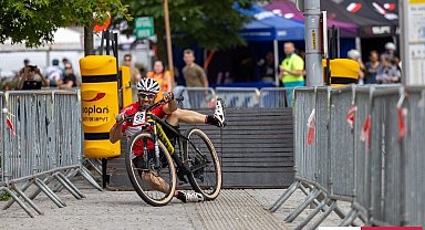 Eskişehirli sporcu Belçika'da kaza sonucu kırık bisikletini bantlayarak yarışı orta sırada bitirdi