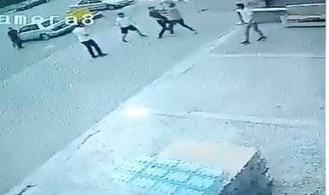 Esnaf ile haraç istediği ileri sürülen kişiler arasındaki silahlı çatışma kameraya yansıdı