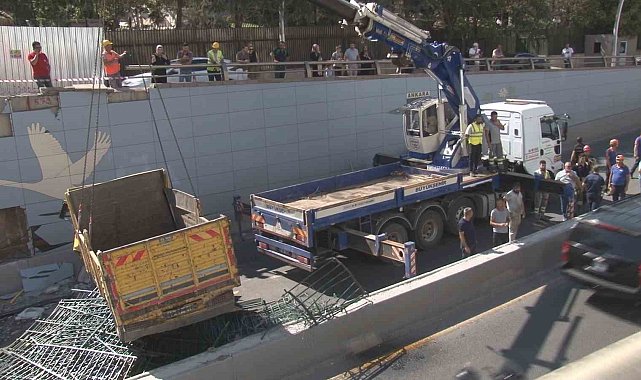 Freni boşalan kamyon, ticari aracın üstüne uçtu