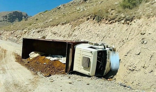Freni patlayan maden yüklü kamyon devrildi: 1 yaralı