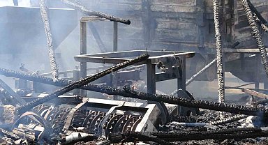 Garajda çıkan yangın, tarım malzemelerini küle çevirdi