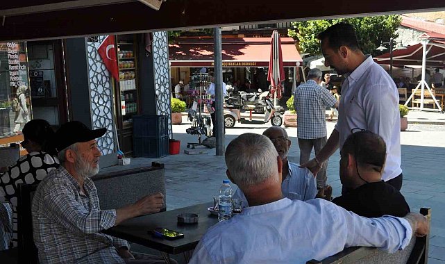 Genç muhtar baba mesleğini ve esnaflığı bir arada götürerek takdir topluyor