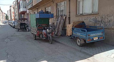 Geri dönüşüm işçilerinin motosikletleri kaldırımdaki engelli rampasını kapatıyor