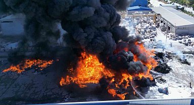 Geri dönüşüm tesisindeki alevler dron ile görüntülendi
