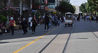 Güneşli alanlardan kaçınan vatandaşlar gölgelerde kalabalık oluşturdu