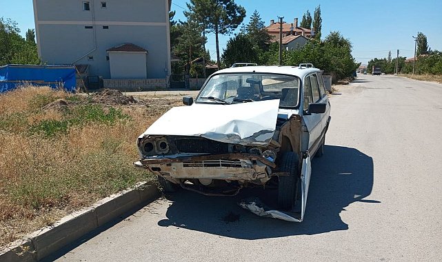 Hafif ticari araçla otomobil çarpıştı: 1'i çocuk 3 kişi yaralandı