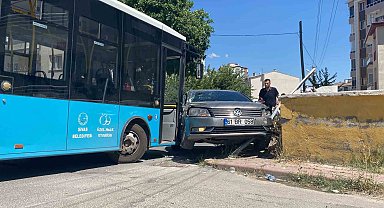 Halk otobüsü ile otomobil çarpıştı, 8 kişi yaralandı