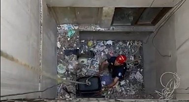 Havalandırma boşluğuna düşen kediyi itfaiye kurtardı