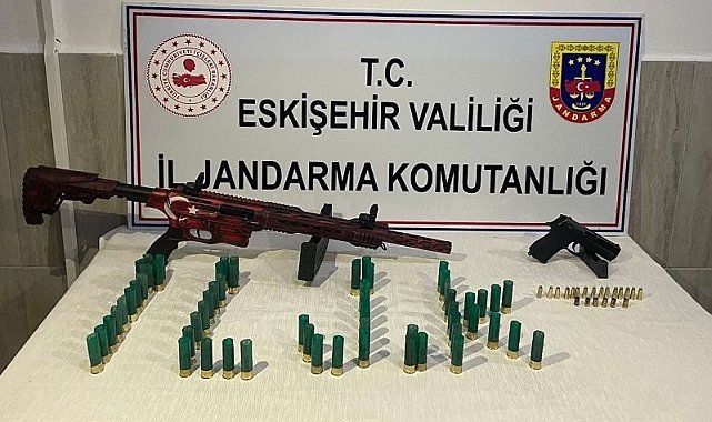 Havaya ateş eden 3 şüpheli ruhsatsız tabanca ve tüfekle yakalandı
