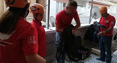 İki bina arasındaki 8 metre derinliğe düşen kedi ekiplerce kurtarıldı