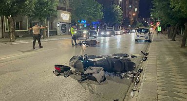İki motosiklet kafa kafaya çarpıştı: 4 yaralı