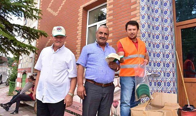 İnönü Belediyesi ilçe genelinde vatandaşlara şapka dağıttı