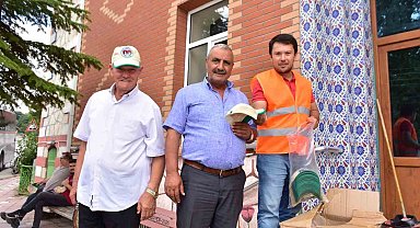 İnönü Belediyesi ilçe genelinde vatandaşlara şapka dağıttı