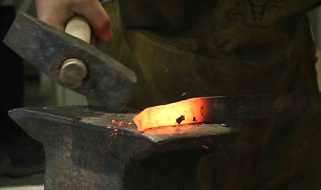 İnşaat çivisini kesip ağzı hiç bozulmadan kağıdı da kesebiliyor